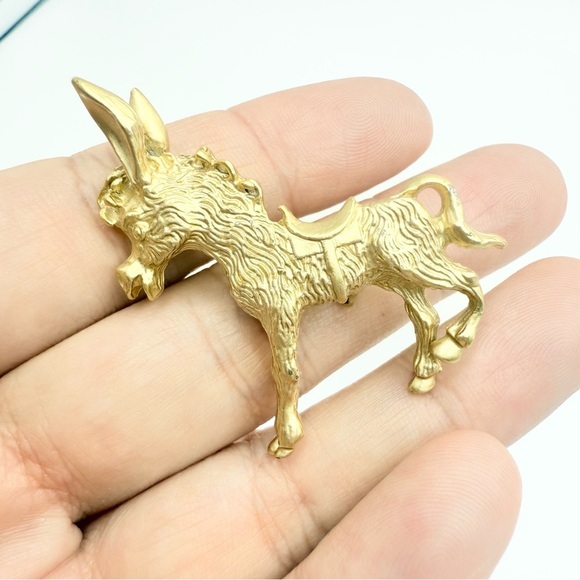 Vintage Textured Matte Gold Tone Donkey with Saddle Brooch - Picture 5 of 7